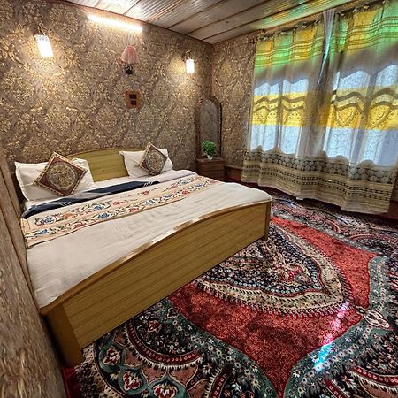 Houseboat New Suzan Hotel Srīnagar Екстериор снимка