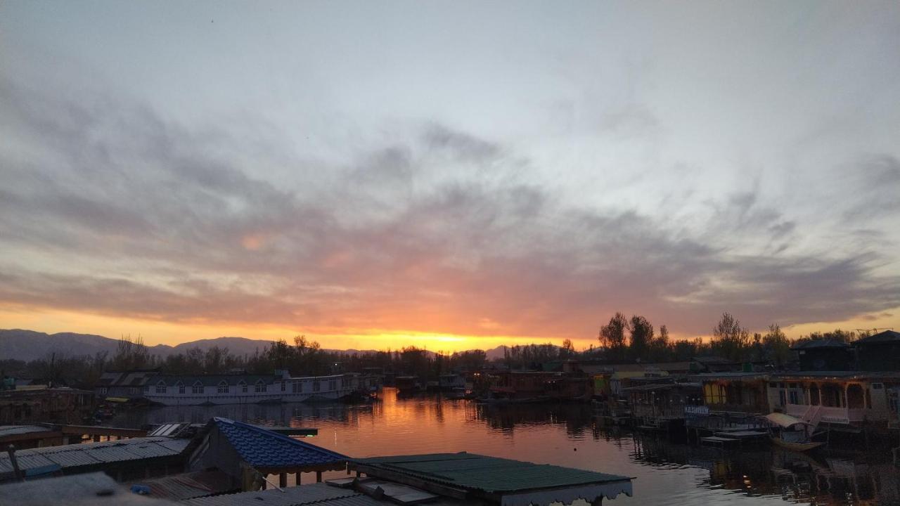 Houseboat New Suzan Hotel Srīnagar Екстериор снимка