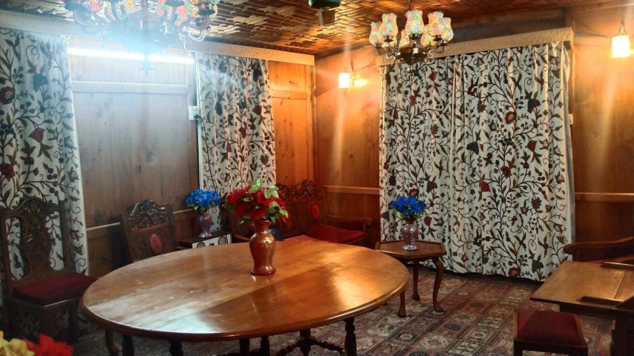 Houseboat New Suzan Hotel Srīnagar Екстериор снимка