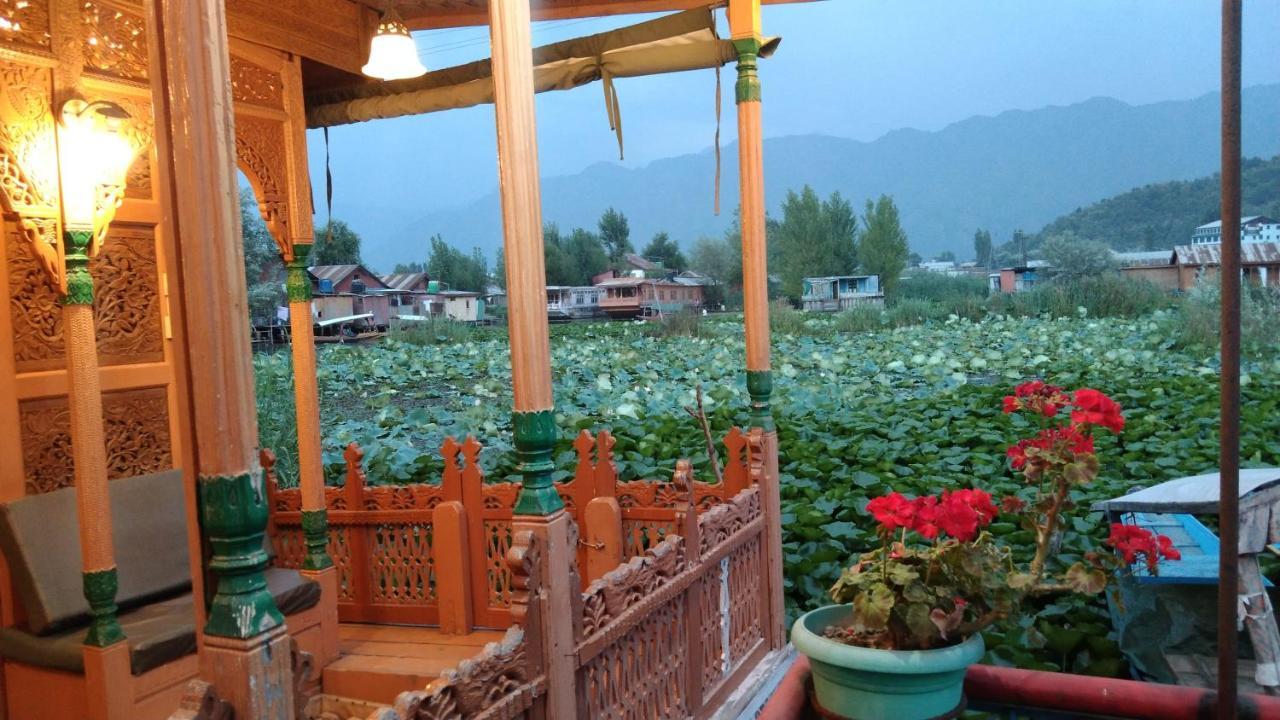 Houseboat New Suzan Hotel Srīnagar Екстериор снимка