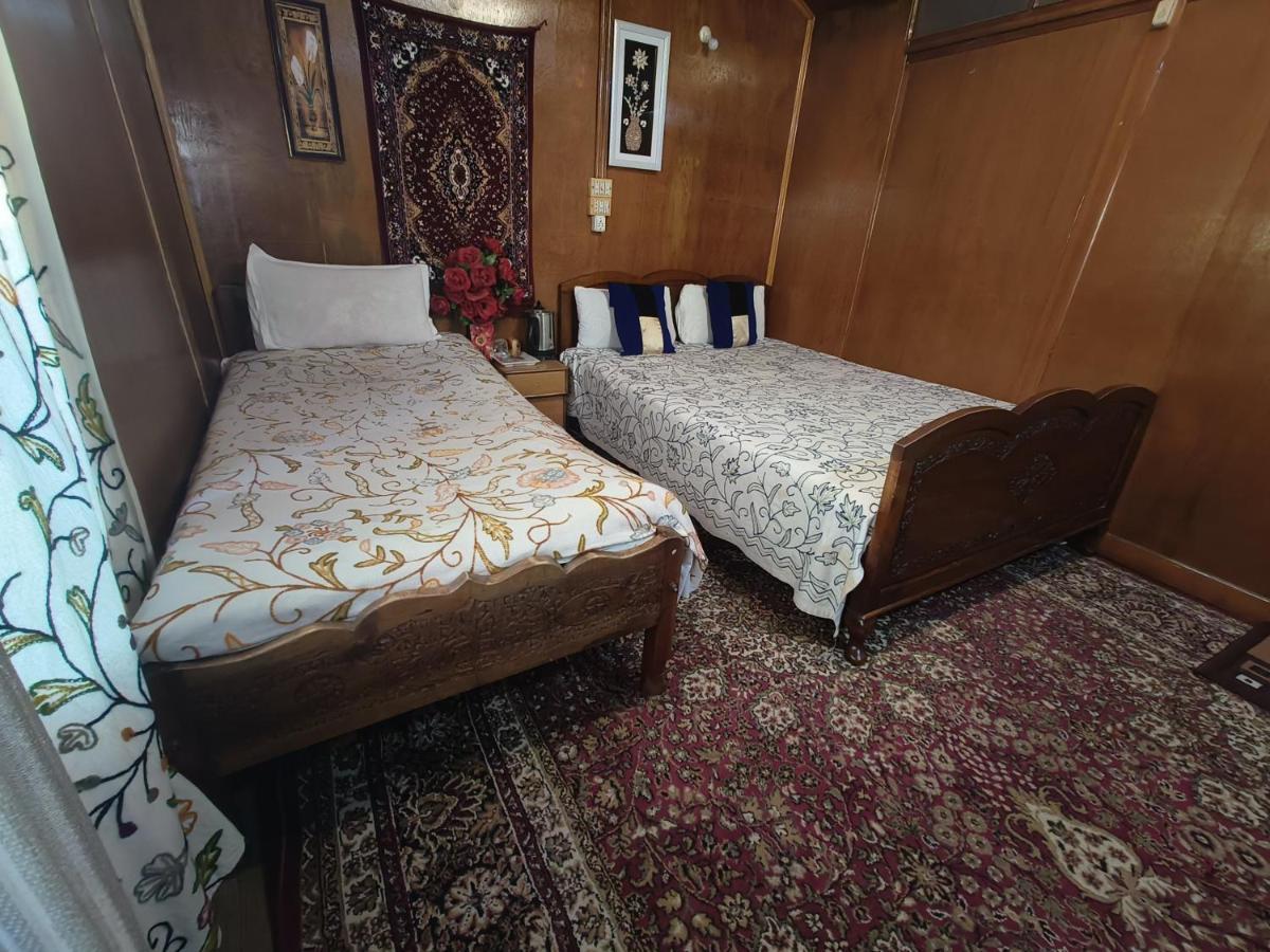 Houseboat New Suzan Hotel Srīnagar Екстериор снимка