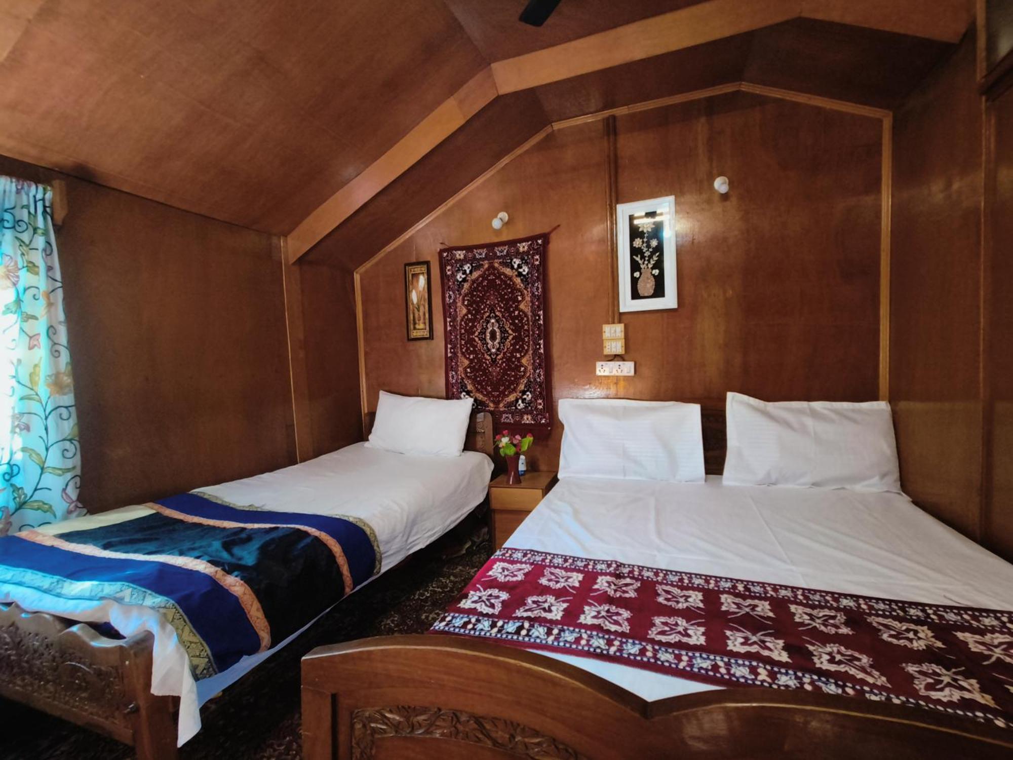 Houseboat New Suzan Hotel Srīnagar Екстериор снимка