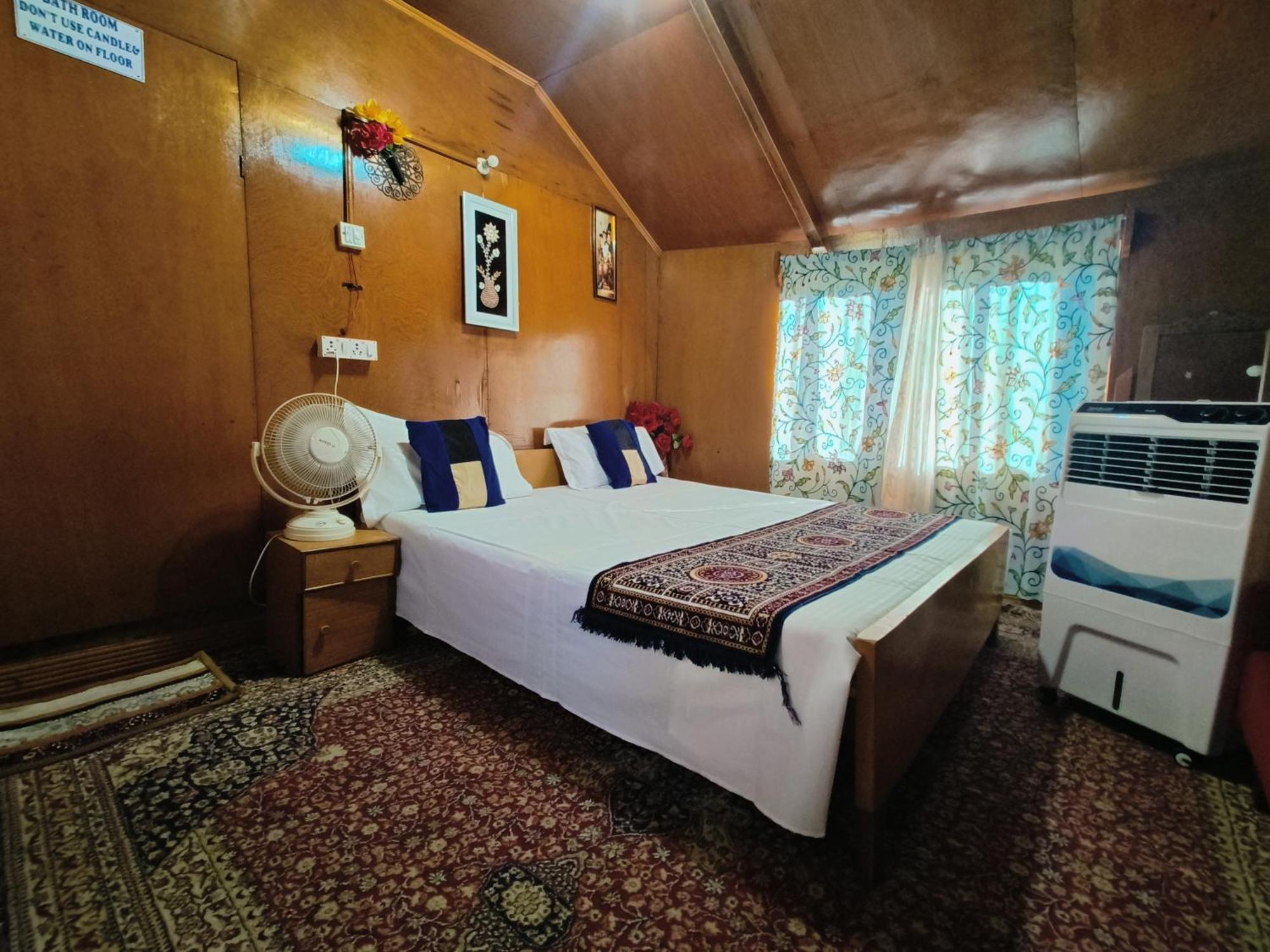 Houseboat New Suzan Hotel Srīnagar Екстериор снимка