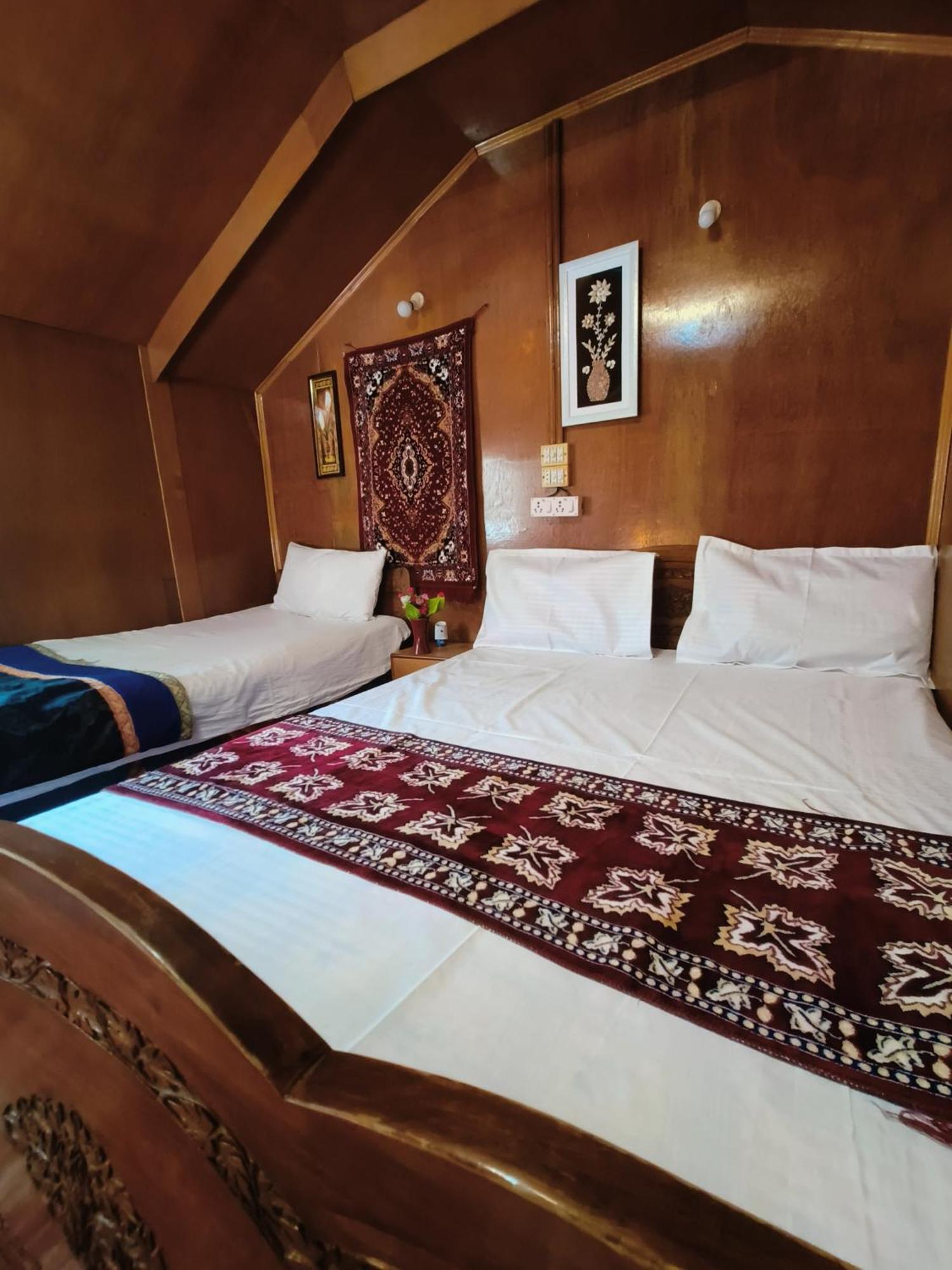 Houseboat New Suzan Hotel Srīnagar Екстериор снимка