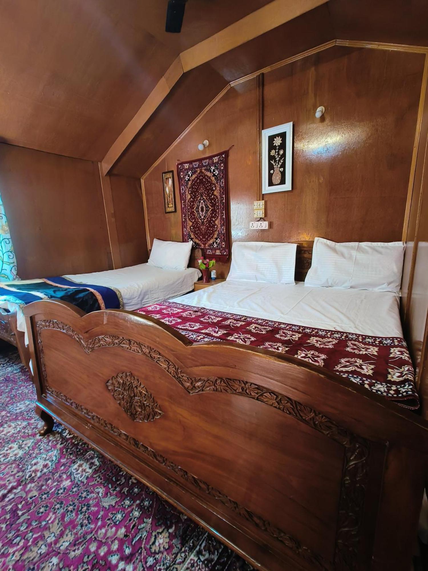 Houseboat New Suzan Hotel Srīnagar Екстериор снимка