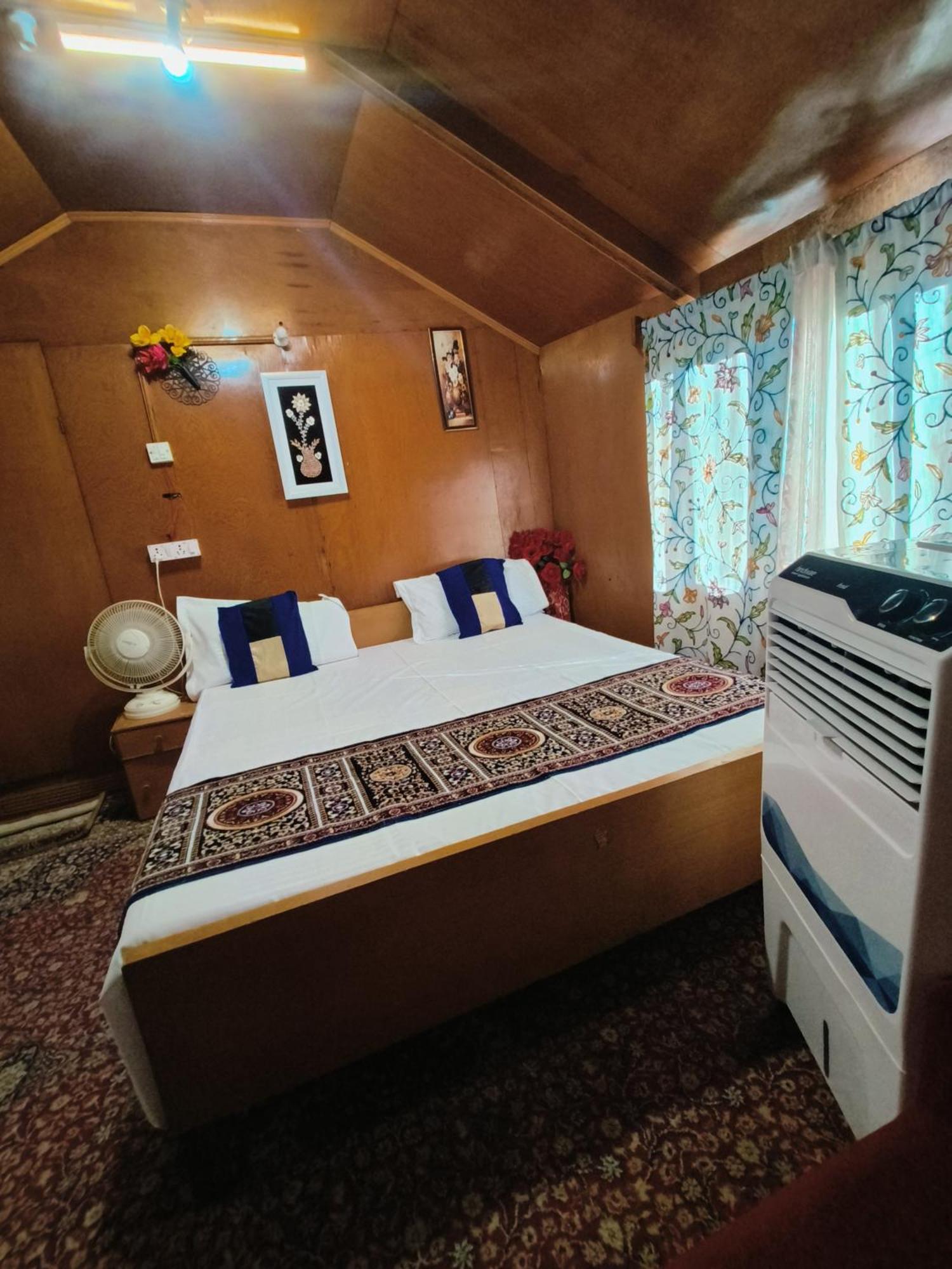 Houseboat New Suzan Hotel Srīnagar Екстериор снимка