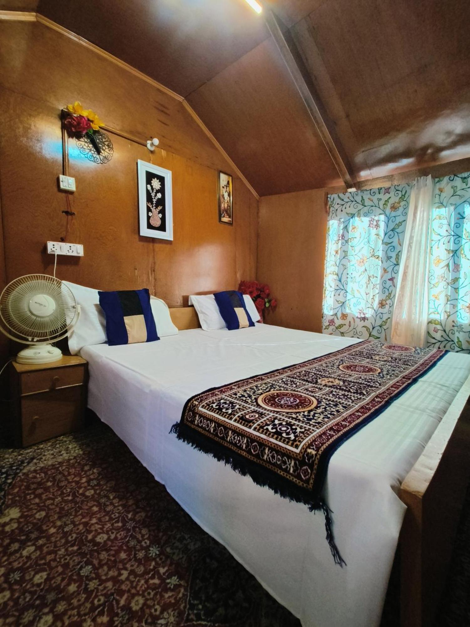 Houseboat New Suzan Hotel Srīnagar Екстериор снимка