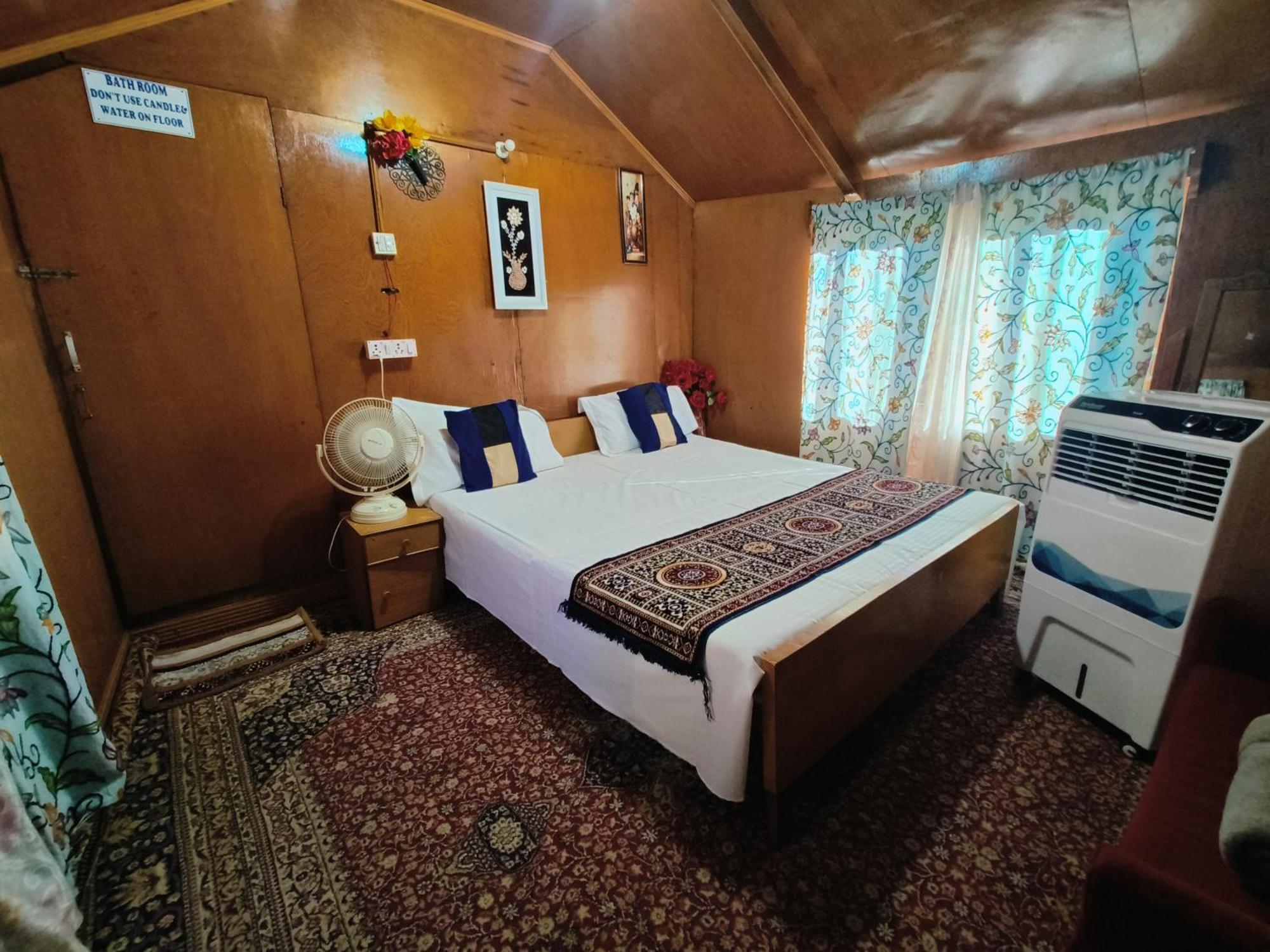 Houseboat New Suzan Hotel Srīnagar Екстериор снимка