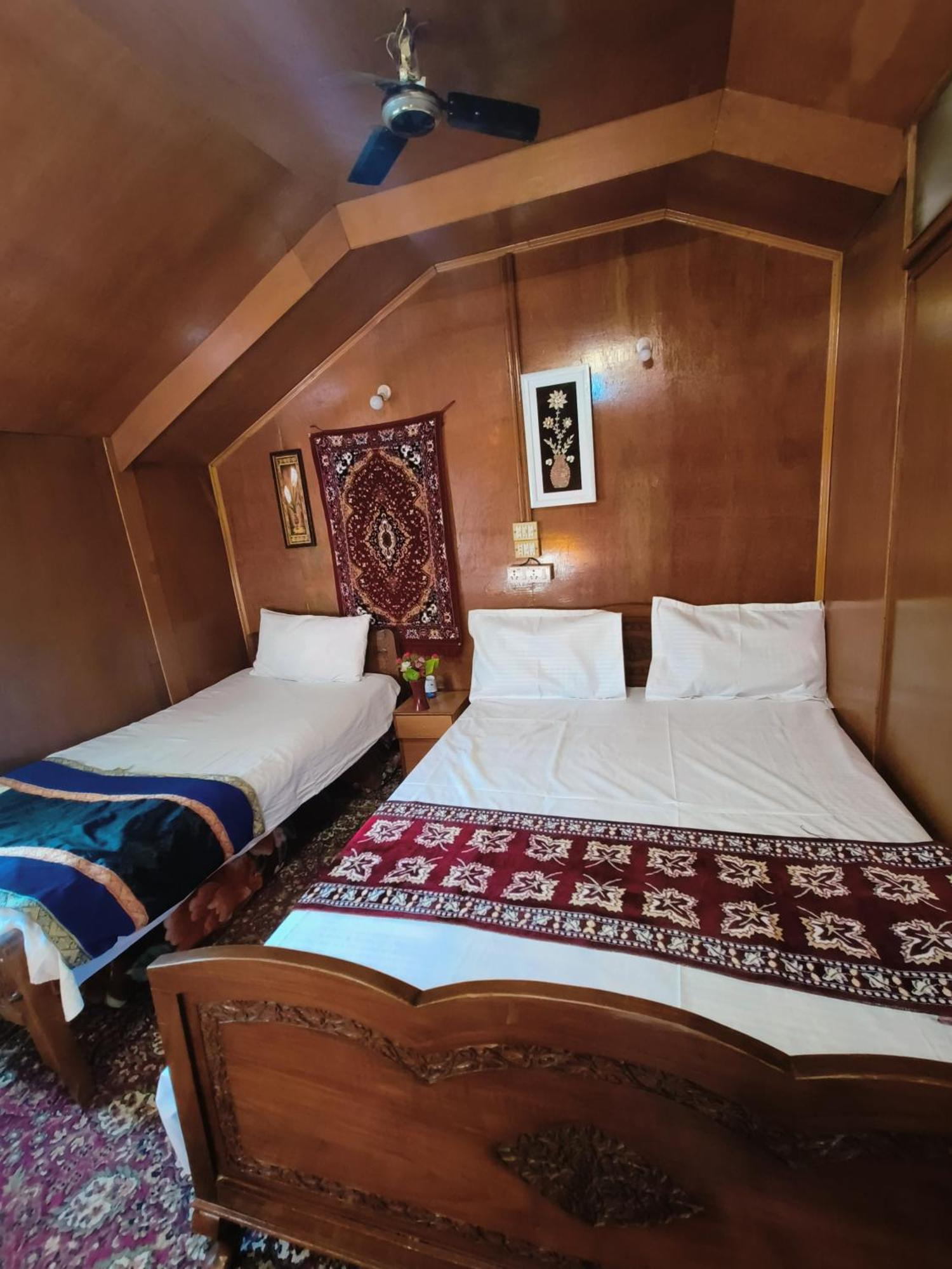 Houseboat New Suzan Hotel Srīnagar Екстериор снимка