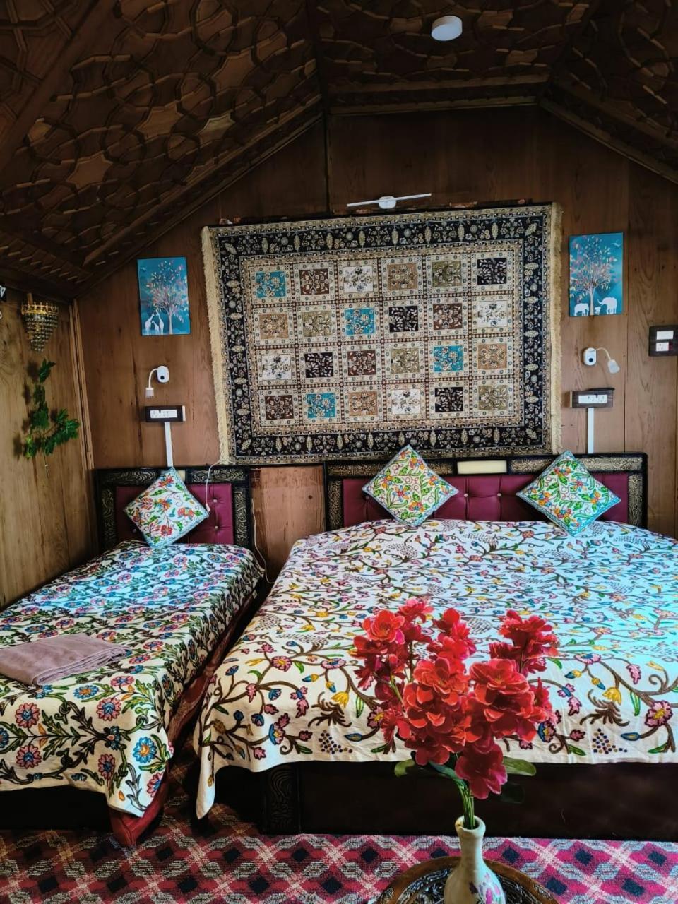 Houseboat New Suzan Hotel Srīnagar Стая снимка