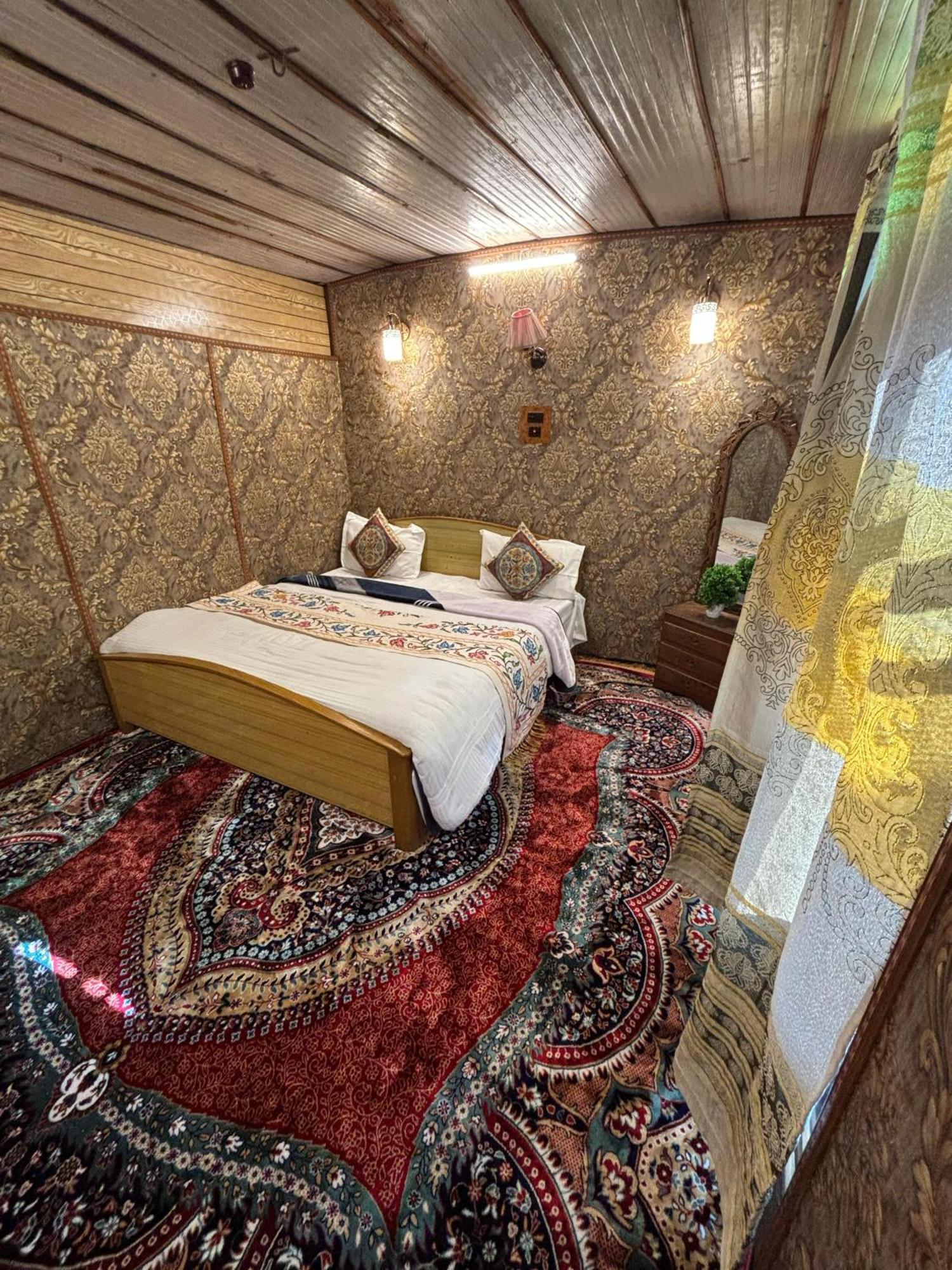 Houseboat New Suzan Hotel Srīnagar Екстериор снимка