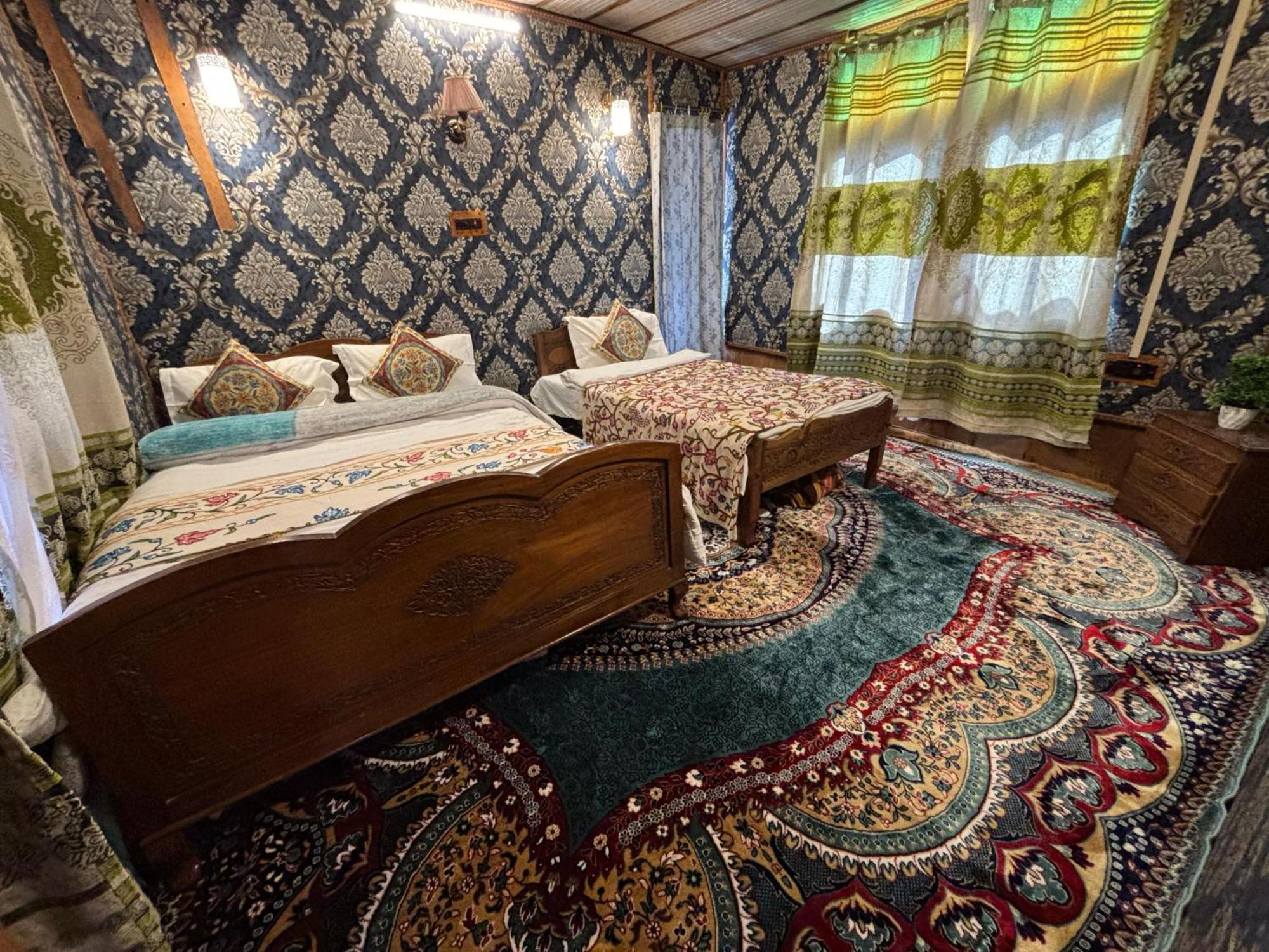 Houseboat New Suzan Hotel Srīnagar Екстериор снимка
