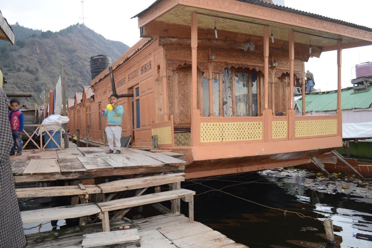 Houseboat New Suzan Hotel Srīnagar Екстериор снимка