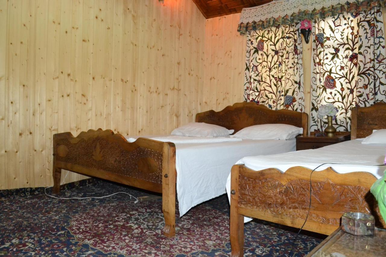 Houseboat New Suzan Hotel Srīnagar Екстериор снимка