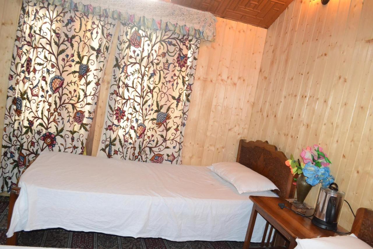 Houseboat New Suzan Hotel Srīnagar Екстериор снимка