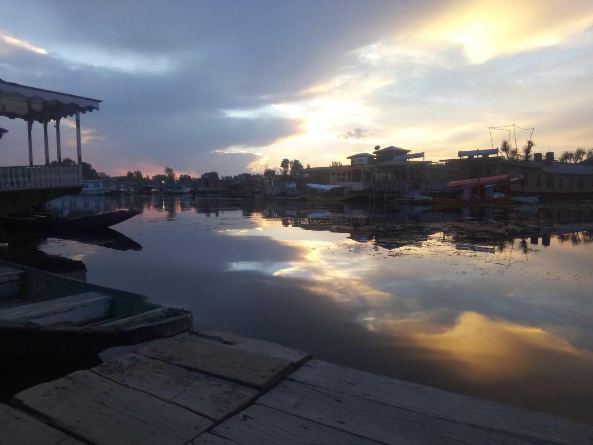 Houseboat New Suzan Hotel Srīnagar Екстериор снимка