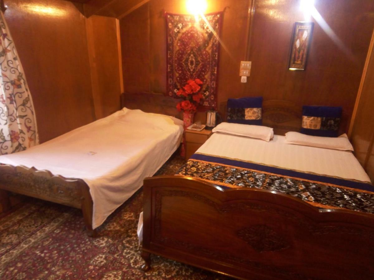 Houseboat New Suzan Hotel Srīnagar Екстериор снимка