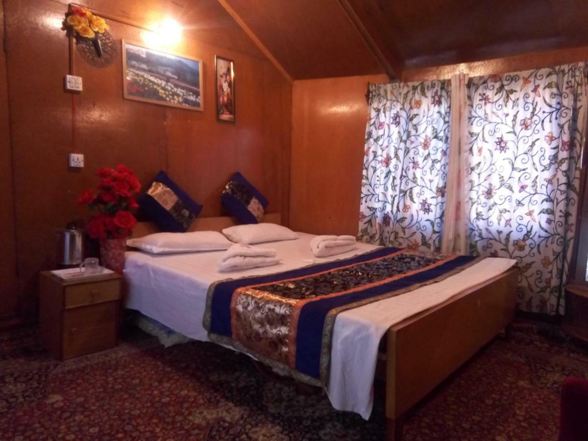 Houseboat New Suzan Hotel Srīnagar Екстериор снимка