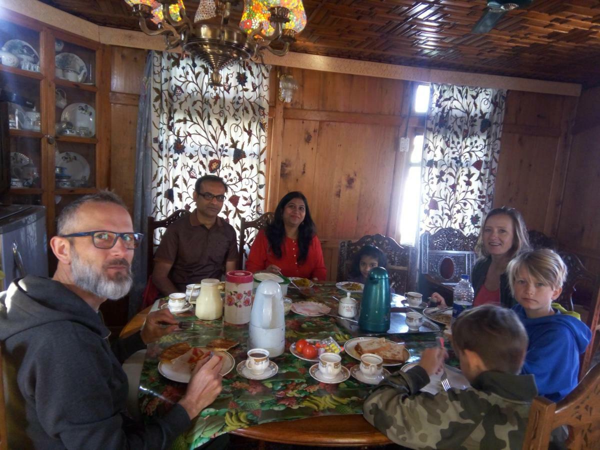 Houseboat New Suzan Hotel Srīnagar Екстериор снимка