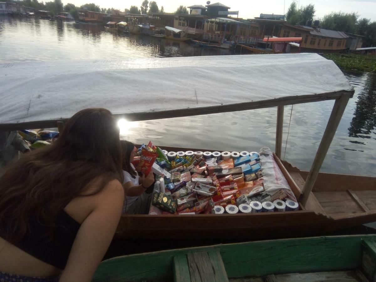Houseboat New Suzan Hotel Srīnagar Екстериор снимка